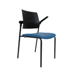 Ergonomische conferentiestoel met blauw gestoffeerde zitting en zwart metalen frame. - Conferentiestoel OFI GUEST - Office Furniture Interior