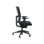 Ergonomische zwarte bureaustoel met mesh rugleuning en verstelbare armleuningen. - Bureaustoel OFI PRIME – Ergonomisch NPR 1813 - Office Furniture Interior