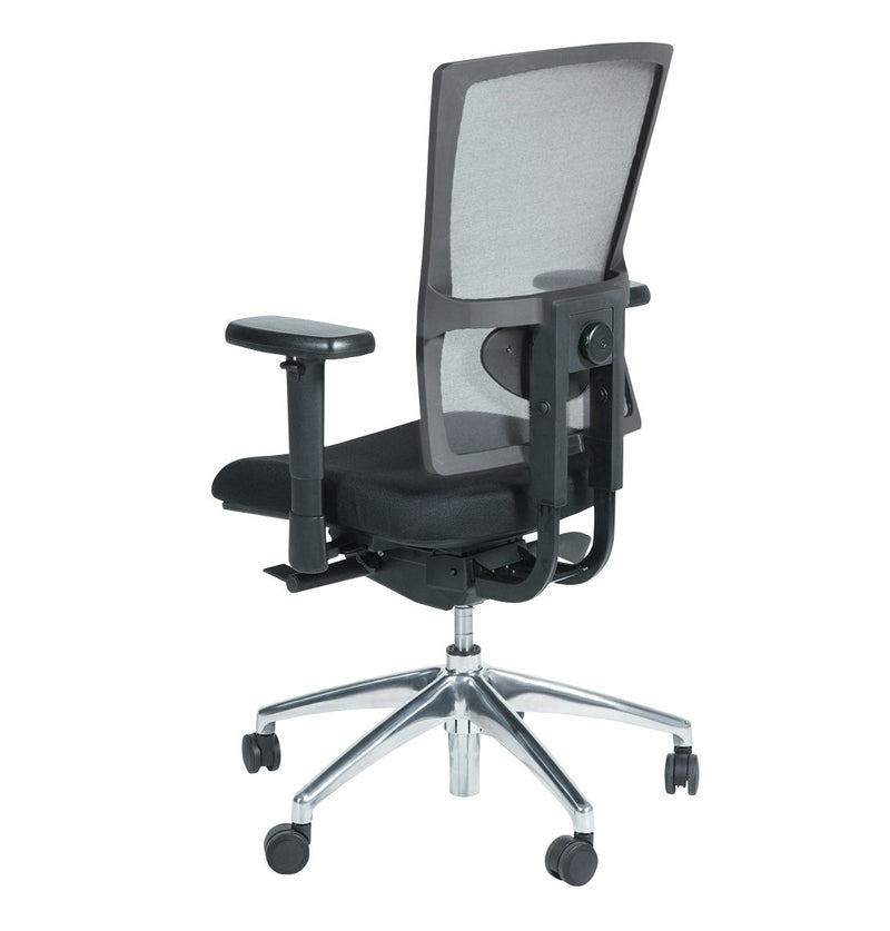 Ergonomische bureaustoel met zwarte mesh rugleuning, verstelbare armleuningen en chromen onderstel. - Bureaustoel OFI FLEX – Ergonomisch NPR 1813 - Office Furniture Interior