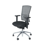 Ergonomische bureaustoel met zwarte mesh rugleuning en verstelbare armleuningen, chroom onderstel. - Bureaustoel OFI FLEX – Ergonomisch NPR 1813 - Office Furniture Interior