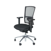 Ergonomische bureaustoel met zwarte mesh rugleuning en chromen frame, verstelbare armleuningen. - Bureaustoel OFI FLEX – Ergonomisch NPR 1813 - Office Furniture Interior