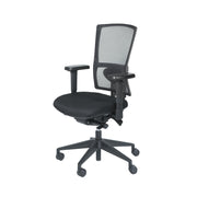 Ergonomische bureaustoel met zwarte mesh rugleuning en verstelbare armleuningen. - Bureaustoel OFI FLEX – Ergonomisch NPR 1813 - Office Furniture Interior