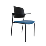 Ergonomische conferentiestoel met blauw zitting en zwarte kunststof rugleuning en metalen frame. - Conferentiestoel OFI GUEST - Office Furniture Interior