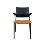 Ergonomische conferentiestoel met lichtbruine zitting en zwarte rugleuning en armleuningen. - Conferentiestoel OFI GUEST - Office Furniture Interior
