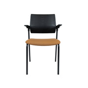 Ergonomische conferentiestoel met lichtbruine zitting en zwarte rugleuning en armleuningen. - Conferentiestoel OFI GUEST - Office Furniture Interior