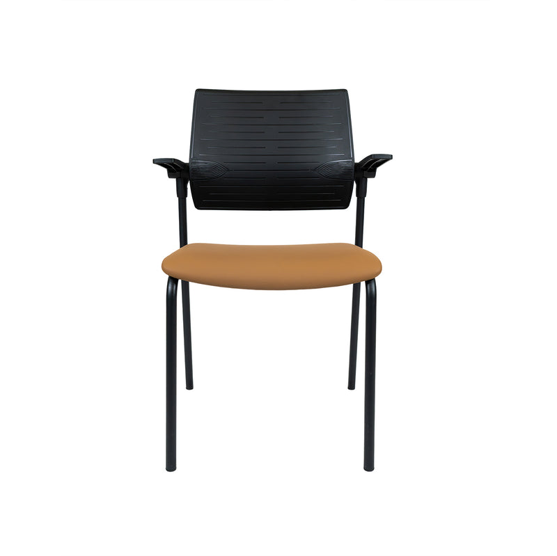 Ergonomische conferentiestoel met lichtbruine zitting en zwarte rugleuning en armleuningen. - Conferentiestoel OFI GUEST - Office Furniture Interior