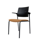 Ergonomische conferentiestoel met zwart kunststof rugleuning en lichtbruine zitting. - Conferentiestoel OFI GUEST - Office Furniture Interior