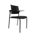 Zwarte ergonomische conferentiestoel met gebogen rugleuning en metalen frame. - Conferentiestoel OFI GUEST - Office Furniture Interior