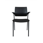Ergonomische zwarte conferentiestoel met gestreepte rugleuning en armleuningen. - Conferentiestoel OFI GUEST - Office Furniture Interior