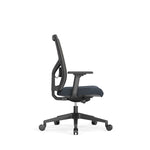 Ergonomische zwarte bureaustoel met verstelbare armleuningen en zwenkwielen. - Bureaustoel OFI ONE – Ergonomisch NEN-EN 1336 - Office Furniture Interior