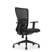 Ergonomische zwarte bureaustoel met ademende mesh rugleuning en verstelbare armleuningen. - Bureaustoel OFI FLOW – Ergonomisch NEN-EN 1335 - Office Furniture Interior