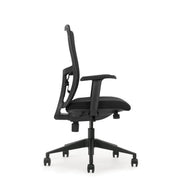 Zwarte ergonomische bureaustoel met mesh rugleuning en verstelbare armleuningen op wieltjes. - Bureaustoel OFI FLOW – Ergonomisch NEN-EN 1335 - Office Furniture Interior