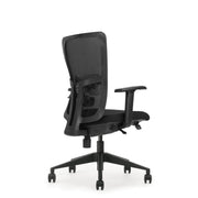 Ergonomische zwarte bureaustoel met mesh rugleuning en verstelbare armleuningen. - Bureaustoel OFI FLOW – Ergonomisch NEN-EN 1335 - Office Furniture Interior
