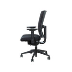 Ergonomische zwarte bureaustoel met verstelbare armleuningen en ademende mesh rugleuning. - Bureaustoel OFI PRIME – Ergonomisch NPR 1813 - Office Furniture Interior
