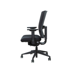 Ergonomische zwarte bureaustoel met verstelbare armleuningen en ademende mesh rugleuning. - Bureaustoel OFI PRIME – Ergonomisch NPR 1813 - Office Furniture Interior