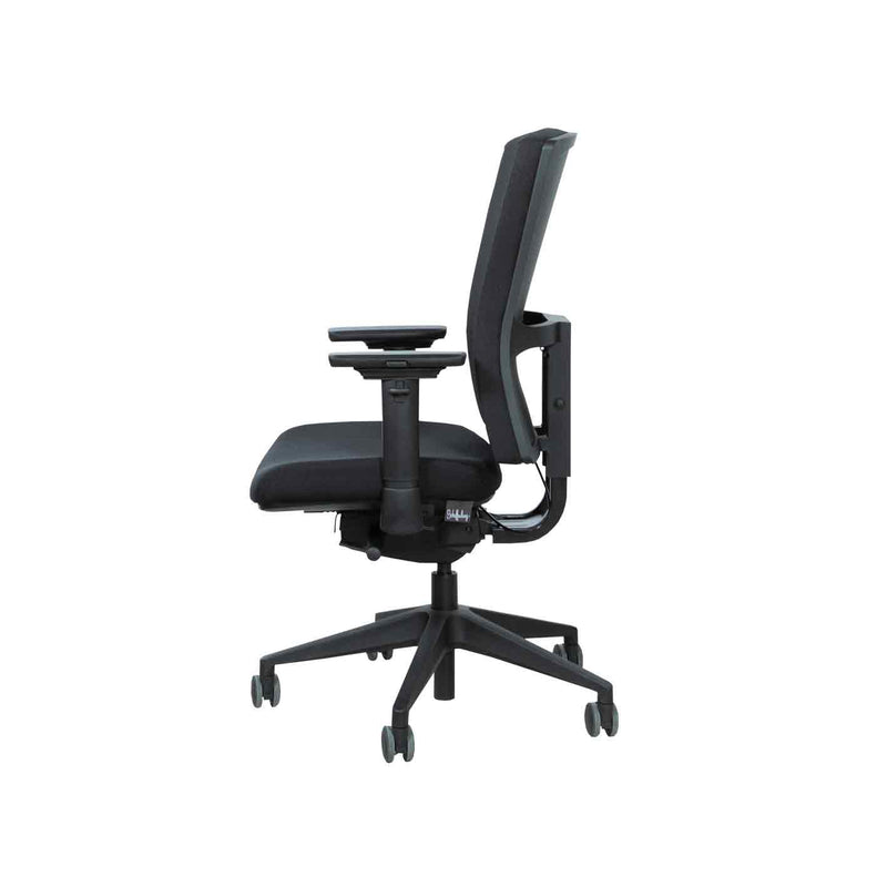 Ergonomische zwarte bureaustoel met verstelbare armleuningen en ademende mesh rugleuning. - Bureaustoel OFI PRIME – Ergonomisch NPR 1813 - Office Furniture Interior