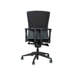 Zwarte ergonomische bureaustoel OFI PRIME met mesh rugleuning en verstelbare armleuningen, zicht vanaf achteren. - Bureaustoel OFI PRIME – Ergonomisch NPR 1813 - Office Furniture Interior