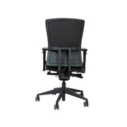 Zwarte ergonomische bureaustoel OFI PRIME met mesh rugleuning en verstelbare armleuningen, zicht vanaf achteren. - Bureaustoel OFI PRIME – Ergonomisch NPR 1813 - Office Furniture Interior
