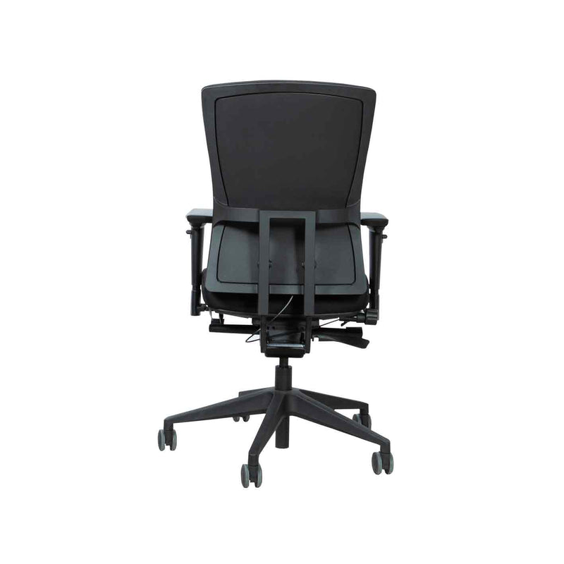 Zwarte ergonomische bureaustoel OFI PRIME met mesh rugleuning en verstelbare armleuningen, zicht vanaf achteren. - Bureaustoel OFI PRIME – Ergonomisch NPR 1813 - Office Furniture Interior
