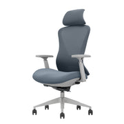 Grijze ergonomische bureaustoel met verstelbare armleuningen en hoofdsteun, modern design. - Bureaustoel OFI ELITE – Ergonomisch NEN-EN 1335 - Office Furniture Interior