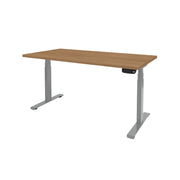 Ergonomisch elektrisch zit-sta bureau met lichtbruine houten bovenkant en zilverkleurig metalen onderstel. - Elektrisch Zit-Sta Bureau OFI DYNAMO – NPR 1813 & Ergonomisch - Office Furniture Interior
