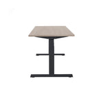 Ergonomisch elektrisch zit-sta bureau met zwart frame en licht eiken tafelblad. - Elektrisch Zit-Sta Bureau OFI DYNAMO – NPR 1813 & Ergonomisch - Office Furniture Interior