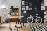 Ergonomisch elektrisch zit-sta bureau met slank zwart frame en licht eiken blad, verstelbaar in hoogte. - Elektrisch Zit-Sta Bureau OFI DYNAMO – NPR 1813 & Ergonomisch - Office Furniture Interior