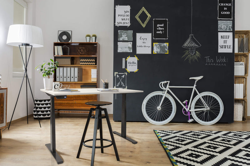 Ergonomisch elektrisch zit-sta bureau met slank zwart frame en licht eiken blad, verstelbaar in hoogte. - Elektrisch Zit-Sta Bureau OFI DYNAMO – NPR 1813 & Ergonomisch - Office Furniture Interior