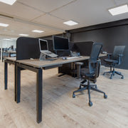 Ergonomische zwarte bureaustoel OFI FLEX met mesh rugleuning en verstelbare zitting aan bureau. - Bureaustoel OFI FLEX – Ergonomisch NPR 1813 - Office Furniture Interior