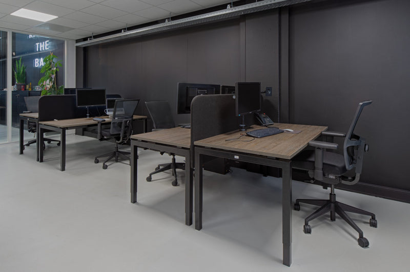 Ergonomische bureaustoel OFI FLEX in volledig zwart met mesh rug en verstelbare armleuningen. - Bureaustoel OFI FLEX – Ergonomisch NPR 1813 - Office Furniture Interior