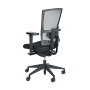 Ergonomische bureaustoel OFI FLEX met zwarte mesh rugleuning en verstelbare armleuningen. - Bureaustoel OFI FLEX – Ergonomisch NPR 1813 - Office Furniture Interior