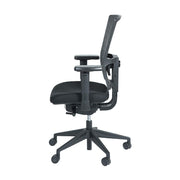 Ergonomische bureaustoel OFI FLEX volledig zwart met verstelbare armleuningen en mesh rugleuning. - Bureaustoel OFI FLEX – Ergonomisch NPR 1813 - Office Furniture Interior