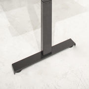 Zwart metalen T-vormige onderstel van ergonomisch elektrisch zit-sta bureau op betonnen vloer. - Elektrisch Zit-Sta Bureau OFI DYNAMO – NPR 1813 & Ergonomisch - Office Furniture Interior
