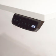 Wit elektrisch zit-sta bureau met touchscreen bedieningspaneel en ergonomisch design. - Elektrisch Zit-Sta Bureau OFI DYNAMO – NPR 1813 & Ergonomisch - Office Furniture Interior